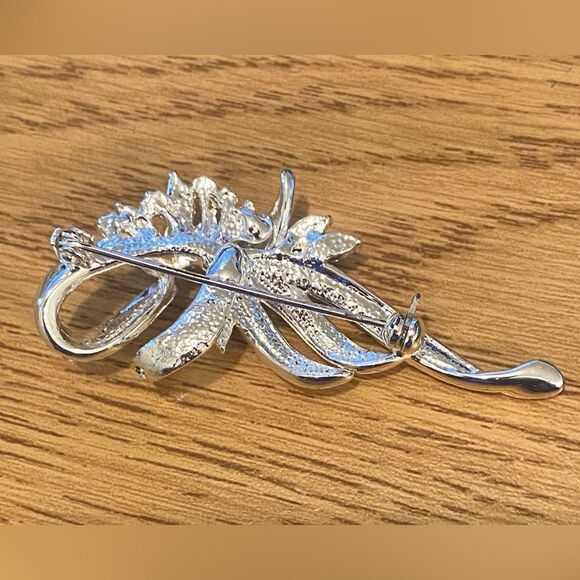 Charter Club Blue & White Crystal Rhinestone Flower Bouquet Brooch - Picture 2 of 3